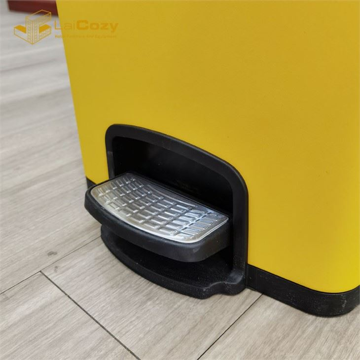 Gelber Abfallbehälter für medizinische Masken aus dem Krankenhaus mit Fußpedal